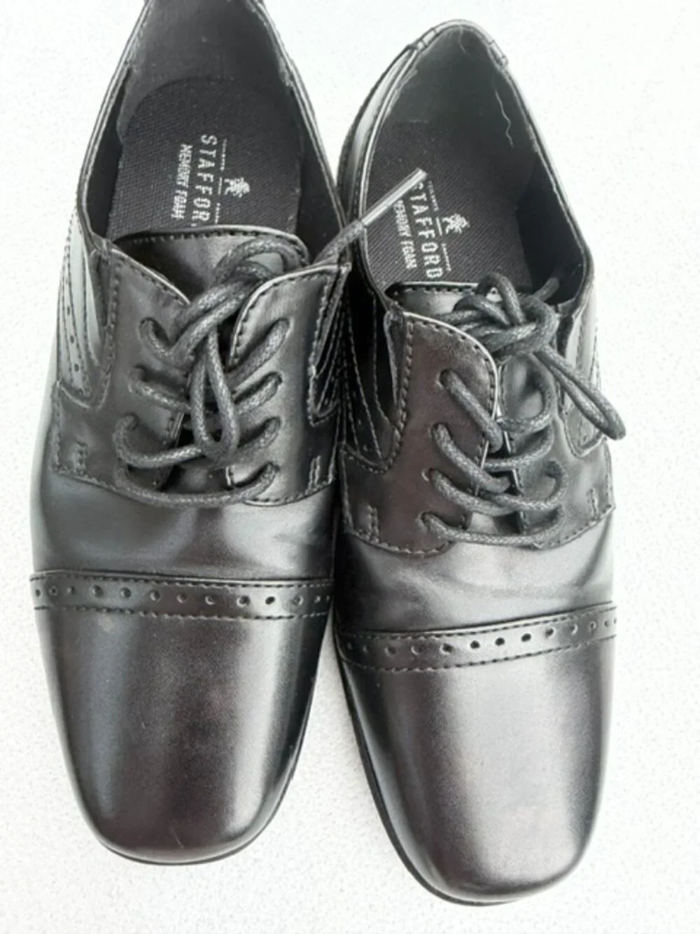 Stafford boy shoes lace up oxfords with brogue detailing. Memory foam. Sz 3